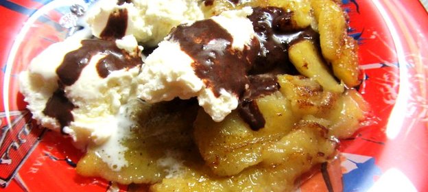 Бананы на гриле с ванильным мороженым и шоколадным соусом