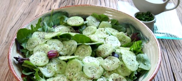 Салат из зелени и огурцов