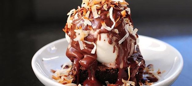 Шоколадные пирожные с теплым шоколадным соусом