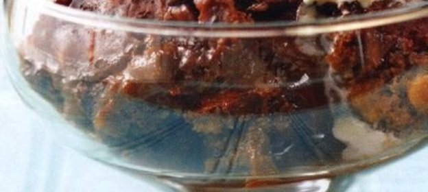 Десерт из шоколадного кекса