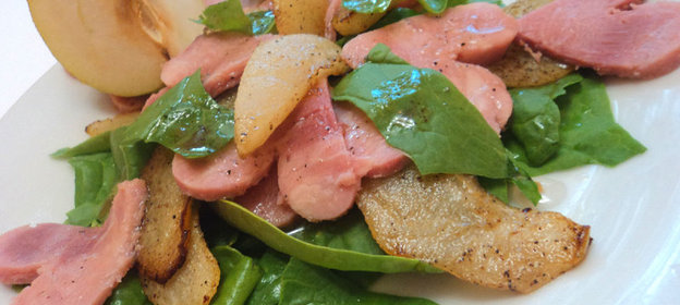 Салат со шпинатом, жареной грушей и ветчиной