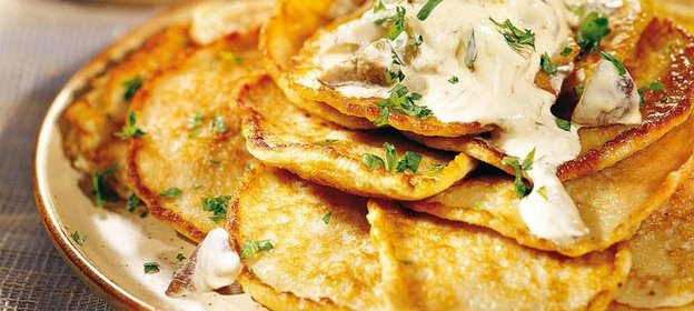 Картофельные оладьи с соусом из белых грибов