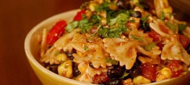 Салат из пасты, фасоли и помидоров