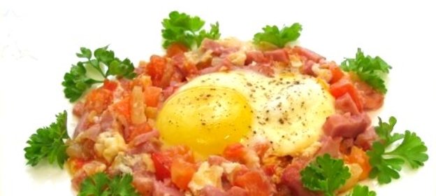 Яичница с помидорами и ветчиной