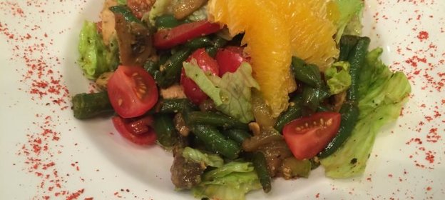 Теплый салат с курицей