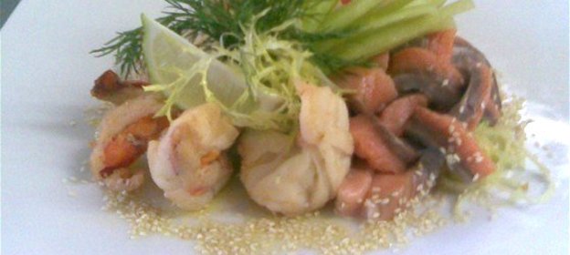 Салат из тигровых креветок и семги