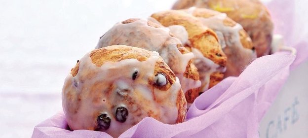 Сдобные булочки с изюмом и шоколадом