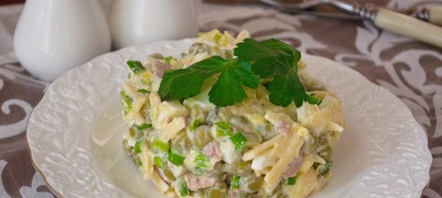 Салат с печенью трески и яйцом