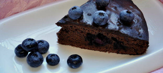 Шоколадный пирог с голубикой