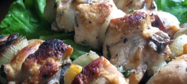 Куриные шашлычки с грибами на шпажках