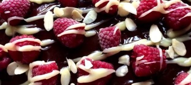 Бисквит в шоколадной глазури со свежей малиной