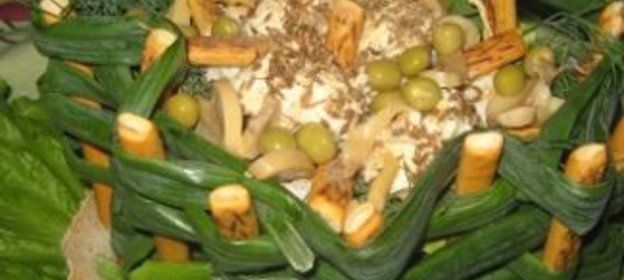 Праздничная корзина с салатом