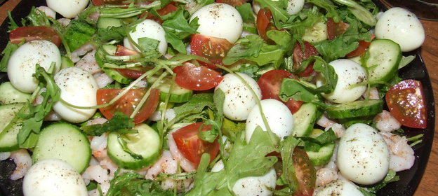 салат с креветками и перепелиными яйцами от bigi