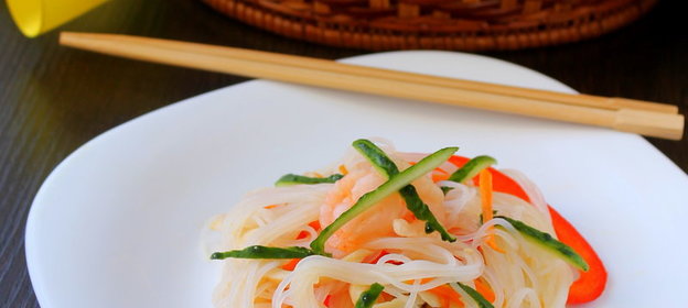 Теплый салат с фунчозой