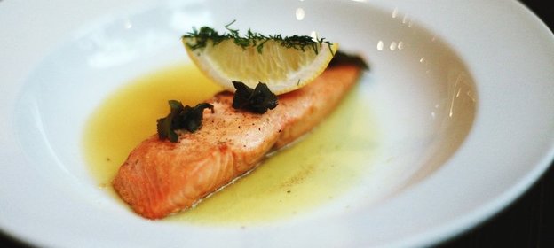 Лосось, томленный в зеленом чае