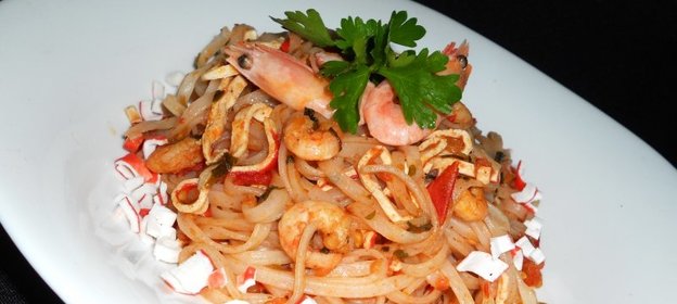 Рисовая лапша с креветками и крабовыми палочками