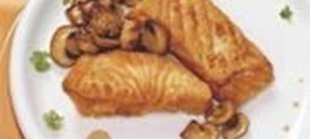 Лосось с шампиньонами под соусом из мадеры