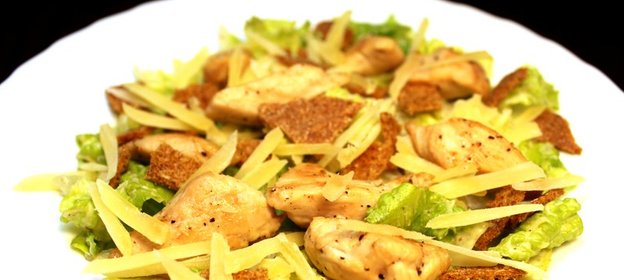 Диетический салат «Цезарь» с йогуртово-горчичной заправкой