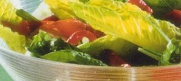 Салат с запеченными перцами и шпинатом