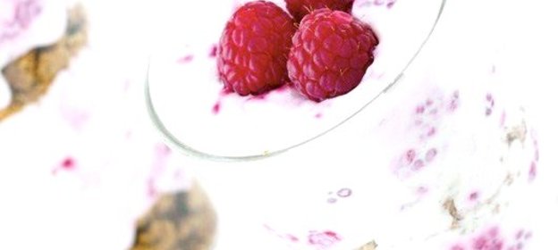 Десерт из малины с греческим йогуртом и печеньем