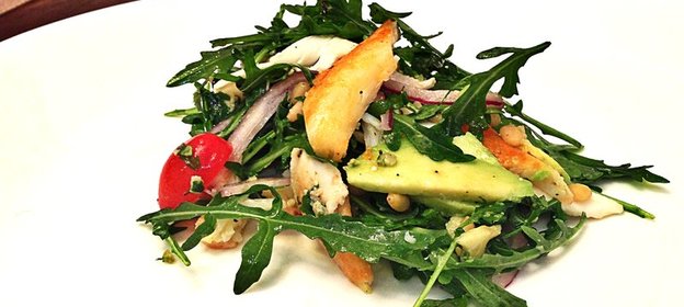 Пряная руккола с камчатским крабом