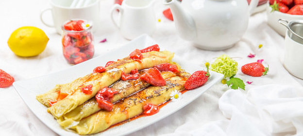 Блинчики с рикоттой и клубничным сиропом