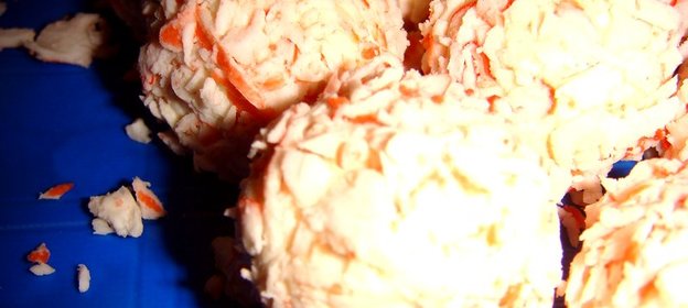 Сырные шарики с крабовыми палочками и маслинами