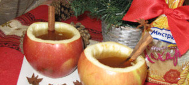 Пряный согревающий яблочный напиток Новогоднее чудо с коньяком