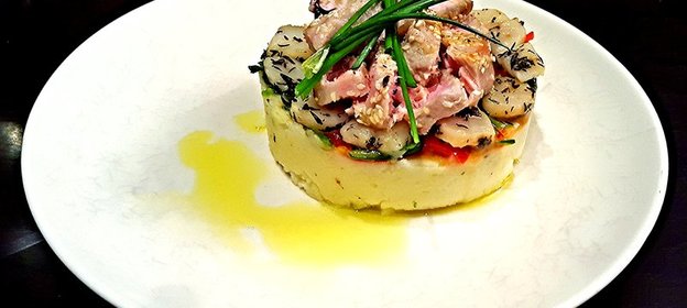 Гребешки с тунцом на плато из картофеля