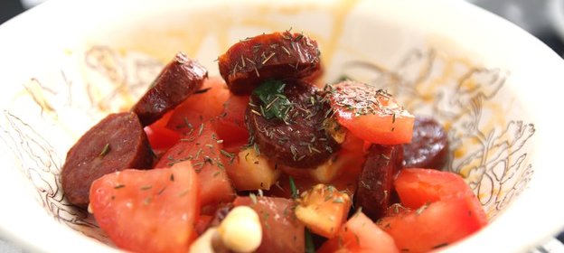 Салат с чоризо по‑андалусски