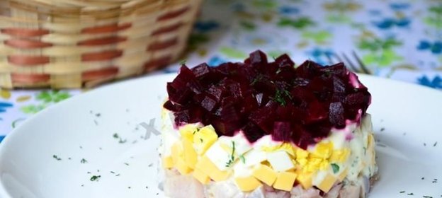 Салат со свеклой сыром и сельдью