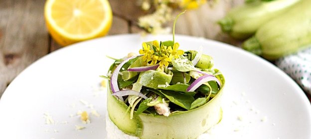 Теплый салат с курицей, кабачком и рисом