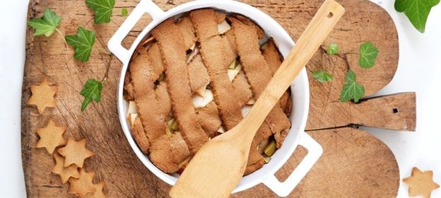 Десерт из яблок и ревеня