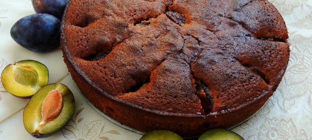Шоколадный пирог со сливами