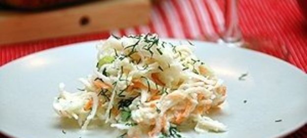 Салат из кольраби с морковью и сметаной