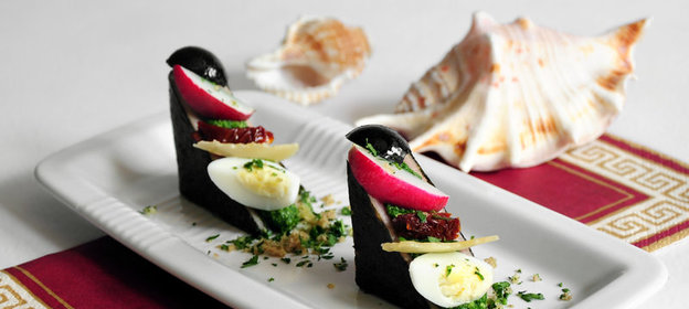 Мини-стейки из тунца в листьях нори