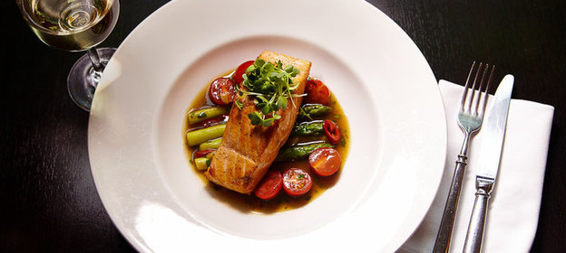 Cтейк из лосося с овощами