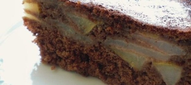 Шоколадная шарлотка с грушами и корицей (в мультиварке)