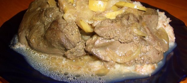 Печень индейки тушеная с яблоками