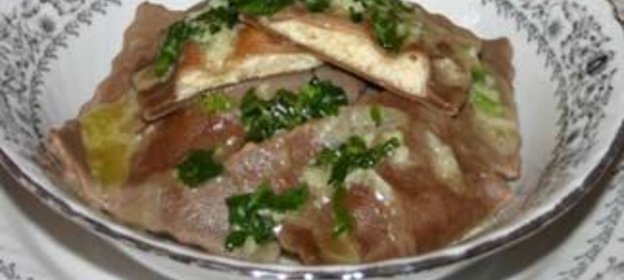 Шоколадные равиоли с рикоттой и чесноком