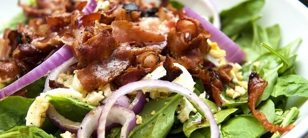 Салат со шпинатом и беконом