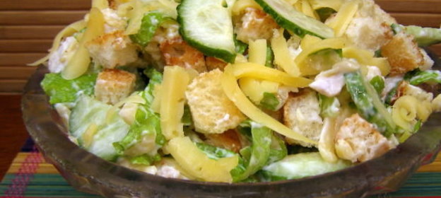 Салат «Курица с сухариками»