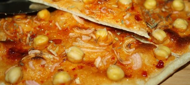 Постная острая лепешка с нутом и луком