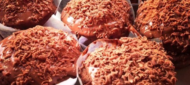 Шоколадные маффины с шоколадом и орешками