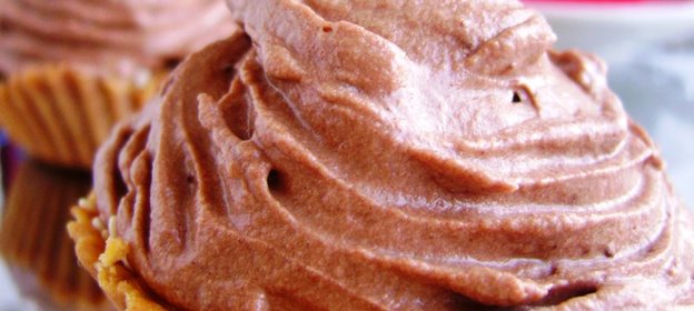 Нежные корзиночки с грушей, ганашем и шоколадным шантильи