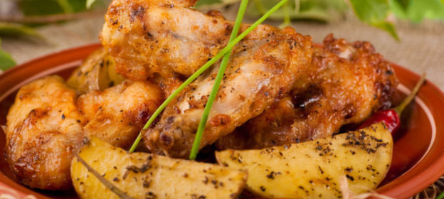 Куриные крылышки в соусе барбекю с картофельными дольками