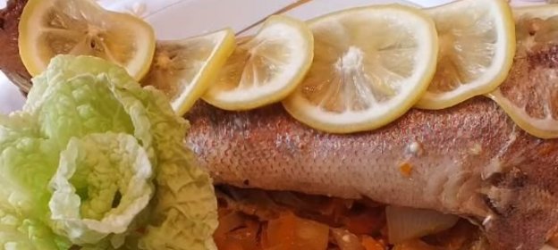 Десерт из киви с клубникой