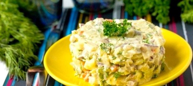 Салат с сельдью, овощами и яблоками
