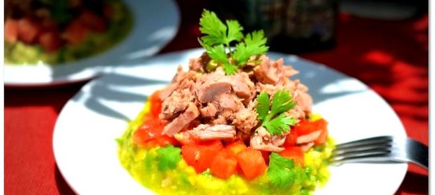 Салат с тунцом и авокадо