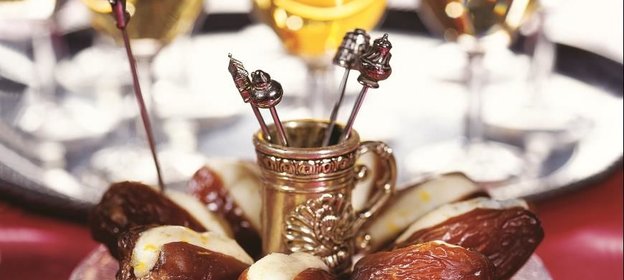 Десерт из фиников с сыром горгонзола